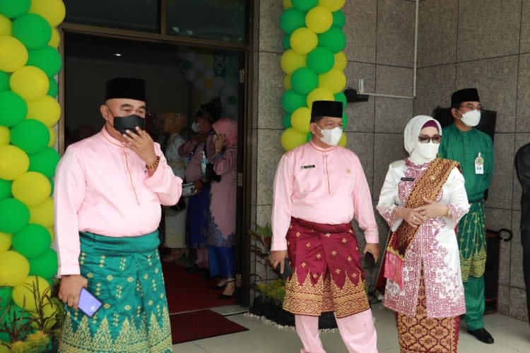 Pimpinan DPRD Kampar, Tony Hidayat dan Rivol menanti kedatangan tamu kehormatan